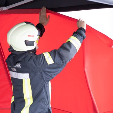 Pompiere monta telo laterale rosso su gazebo pieghevole nero personalizzato Ecotent