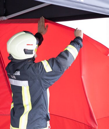 Pompiere monta telo laterale rosso su gazebo pieghevole nero personalizzato Ecotent