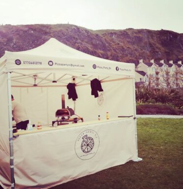 Gazebo 3x3 bianco personalizzato con logo, 2 pareti laterali chiuse, una parete laterale con porta e una parete laterale a mezza altezza per streett food pizza party