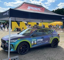 Gazebo pieghevole ABT 4,5x3  completamente personalizzato copre un'atomobile cupra durante un'evento motorsport