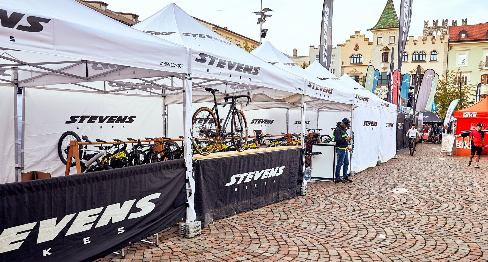 The Stevens Bikes promotion tent is a 4x4 m folding gazebo in white. The side walls are black and white. The bikes are located under the folding gazebo.