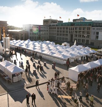 Gazebo pieghevoli bianchi 8x4 e 6x4 m ad un grande evento con tante perosone ad Alexanderplatz a Berlino