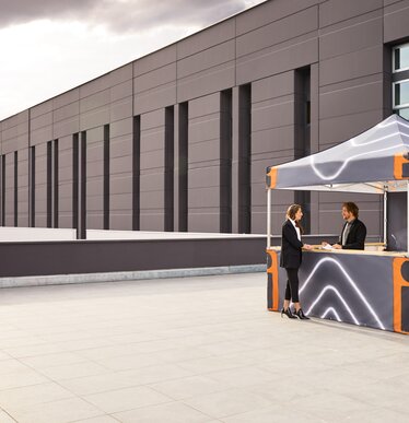 Gazebo pieghevole 3x3 personalizzato con stampa fa da stand informativo per una fiera