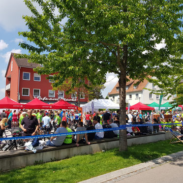 Gazebo rossi 3x3m, gazebo verdi 3x3m e gazebo bianco 6x3m a una festa popolare in Germania