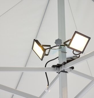 I fari LED, composto da 3 spot, è montato sul palo centrale del gazebo pieghevole. I fari LED sono accesi.