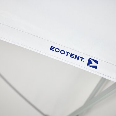 Dettaglio del frontalino bianco di un gazebo pieghove con la stampa termica del logo Ecotent blu