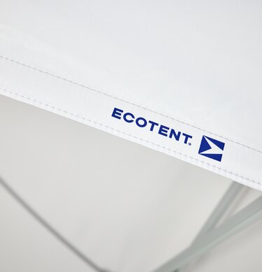 Dettaglio del frontalino bianco di un gazebo pieghove con la stampa termica del logo Ecotent blu