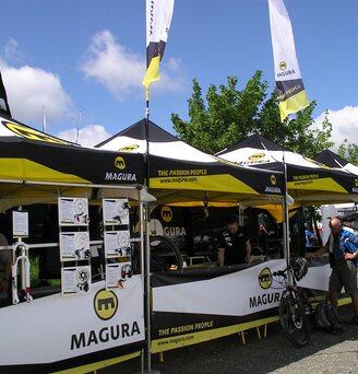 I gazebo promozionali 3x3 m di Magura sono completamente stampati e tutti affiancati.
