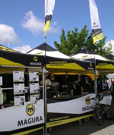 I gazebo promozionali 3x3 m di Magura sono completamente stampati e tutti affiancati.
