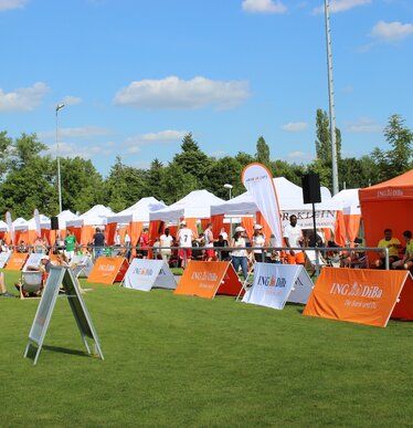 Gazebo 6x3 bianco e arancione con tende decorative copripalo e bandiere personalizzate  ING DiBa a evento sportivo sponsorizzato in Germania