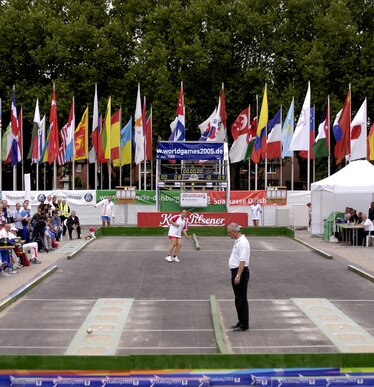 Gazebo bianco 4,5x3 utilizzato a una competizione sportiva dei World Games in Germania. Sullo sfondo tante bandiere di diversi stati nel mondo.