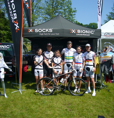 Gazebo 3x3 nero personalizzato con logo  X-Socks e X-Bionic con pareti laterali chiuse per evento di ciclismo - Ecotent