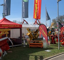 Gazebo pieghevoli 3x3m rossi con teli laterali grigi personalizzato con logo giallo Seppi per fiera all'aperto - Ecotent