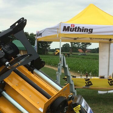 Gazebo pieghevole 3x3 giallo personalizzato con logo Muething  per esposizione prodotti agricoli in un campo di pannocchie