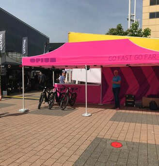 Faltpavillon 6x3 m in Fuchsia mit Opium-Logo und Seitenwänden auf der Eurobike in der Schweiz als Fahrradstand.