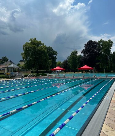 Due gazebo rossi 3x3 al bordo di una piscina olimpionica esterna - Ecotent