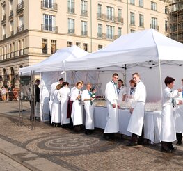 Due gazebo bianchi per catering 4,5x3 in una piazza