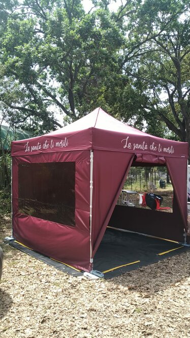 Gazebo 3x3 bordeaux personalizzato con scritta la sanità che ti meriti con pavimento nero in PVC, telo laterale chiuso, telo laterale con porta e teli laterali con finestre panoramiche. Ecotent