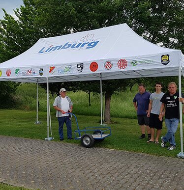 Gazebo 8x4 m bianco con loghi associazioni Limburg in un giardino ripara delle persone
