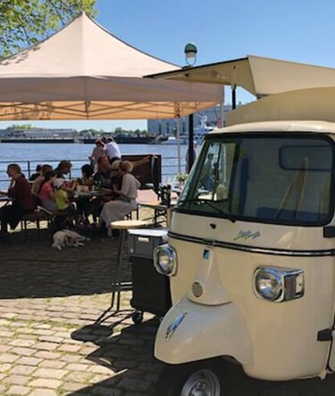 Gazebo 3x3 ecru copre g li ospiti mentre mangiano i prodotti del catering Apellini lungo il fiume