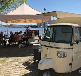 Gazebo 3x3 ecru copre g li ospiti mentre mangiano i prodotti del catering Apellini lungo il fiume