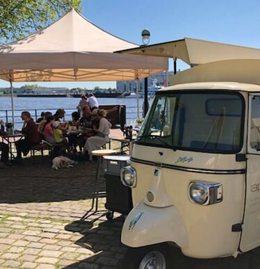 Gazebo 3x3 ecru copre g li ospiti mentre mangiano i prodotti del catering Apellini lungo il fiume