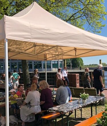 Gazebo 3x3 ecru copre g li ospiti mentre mangiano i prodotti del catering Apellini lungo il fiume