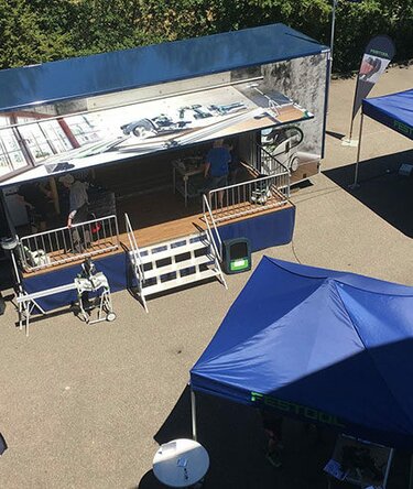 Gazebo pieghevoli 3x3 m blu personalizzati con logo verde Toolport durante un tour promozionale all'aperto