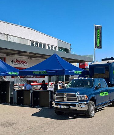 Gazebo pieghevoli 3x3 m blu personalizzati con logo verde Toolport durante un tour promozionale all'aperto
