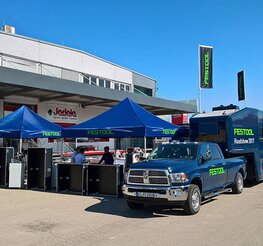 Gazebo pieghevoli 3x3 m blu personalizzati con logo verde Toolport durante un tour promozionale all'aperto