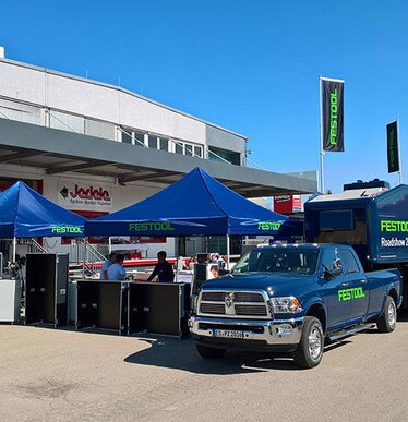 Gazebo pieghevoli 3x3 m blu personalizzati con logo verde Toolport durante un tour promozionale all'aperto