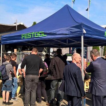 Gazebo pieghevoli 3x3 m blu personalizzati con logo verde Toolport durante un tour promozionale all'aperto