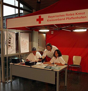 Gazebo 4,5x3 rosso per la Croce Rossa utilizzato come stand durante una manifestazione
