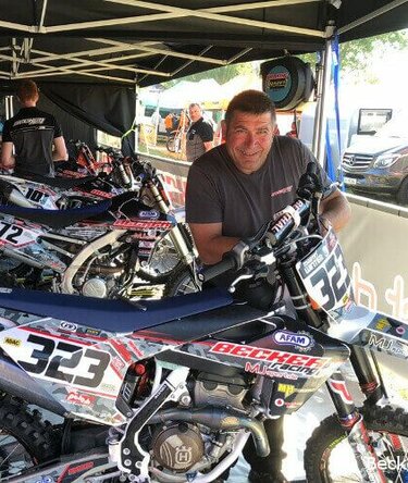 Gazebo piegheole nero 6x4 m con teli laterali personalizzato con stampa logo Becker Racing utilizzato come paddock moto da cross