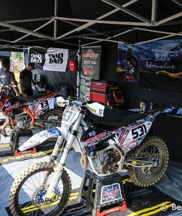 Gazebo piegheole nero 6x4 m con teli laterali personalizzato con stampa logo Becker Racing utilizzato protegge tante motocross