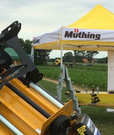 Gazebo giallo per agricoltura Muething 3x3 davanti a un campo di pannocchie