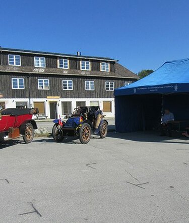 Gazebo 6x4m blu con teli laterali personalizzato con stampa club ACS viciino ad un'auto d'epoca
