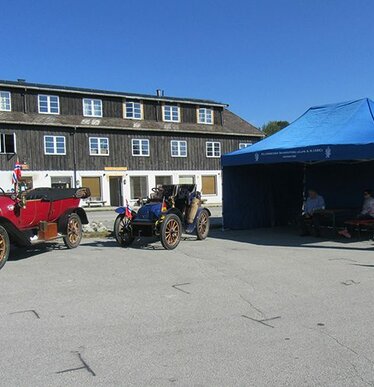 Gazebo 6x4m blu con teli laterali personalizzato con stampa club ACS viciino ad un'auto d'epoca