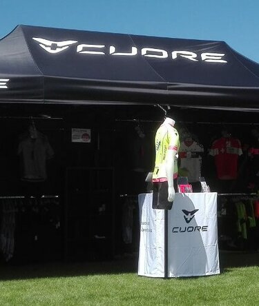 Gazebo 6x3 nero CUORE of Switzerland in un parto utilizzato per promozion e vendita prodotti sportivi.