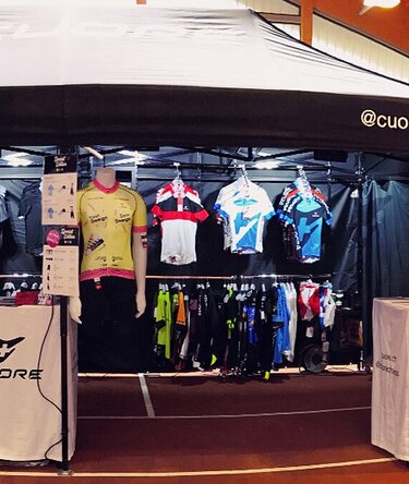 Gazebo 6x3 e 3x3 nero CUORE of Switzerland utilizzato per promozion e vendita prodotti sportivi.