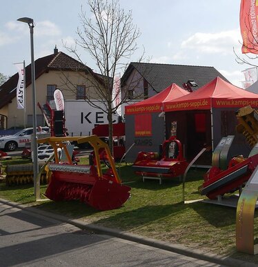 Gazebo pieghevoli 3x3m rossi con teli laterali grigi personalizzato con logo giallo Seppi per fiera macchinari agricoli all'aperto - Ecotent