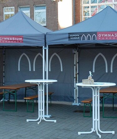 Due gazebo grigi 3x3 Europa Schule con teli laterali e personalizzati con stampa per accoglienza evento openday.