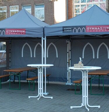 Due gazebo grigi 3x3 Europa Schule con teli laterali e personalizzati con stampa per accoglienza evento openday.