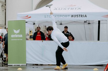 Bei einem Sportevent von Stocksport Austria wird ein weißer, bedruckter Faltpavillon von Ecotent der Serie E2 in der Größe 4,5 x 3 Meter mit Seitenwänden eingesetzt.