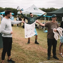 Bei einem Event von Human Powered Movement in den USA stehen bedruckte Ecotent Faltpavillons in verschiedenen Farben (grün, weiß, schwarz) in der Größe 3 x 3 Meter.