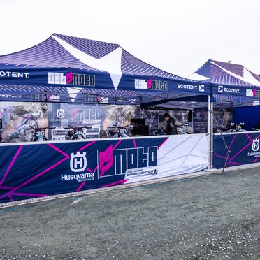 Cat Moto Motocross Team mit zwei Ecotent Faltpavillons im Fahrerlager bei einem europäischen Rennen.
