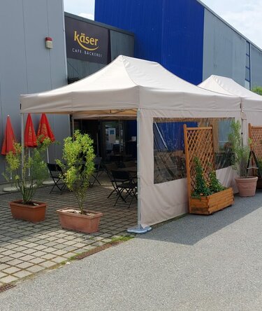 2 gazebo pieghevoli di 4,5 x 3 m si trovano davanti al panificio Käser di Vilshofen. Servono come tettoie per gli ospiti.