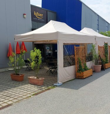 2 gazebo pieghevoli di 4,5 x 3 m si trovano davanti al panificio Käser di Vilshofen. Servono come tettoie per gli ospiti.